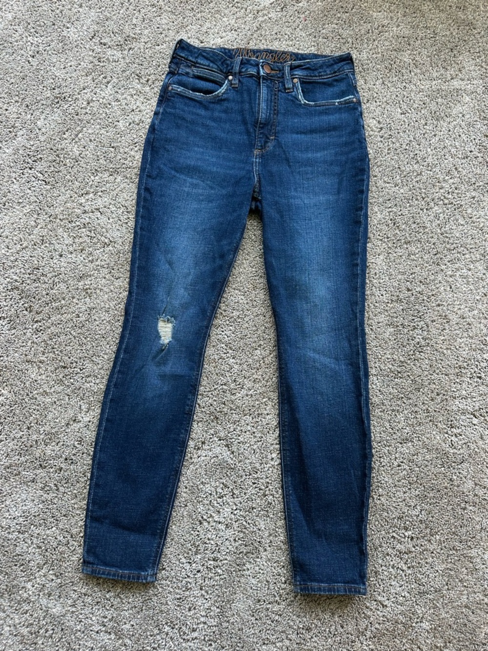 29x30 wrangler women’s skinny jeans - dark wash like new!